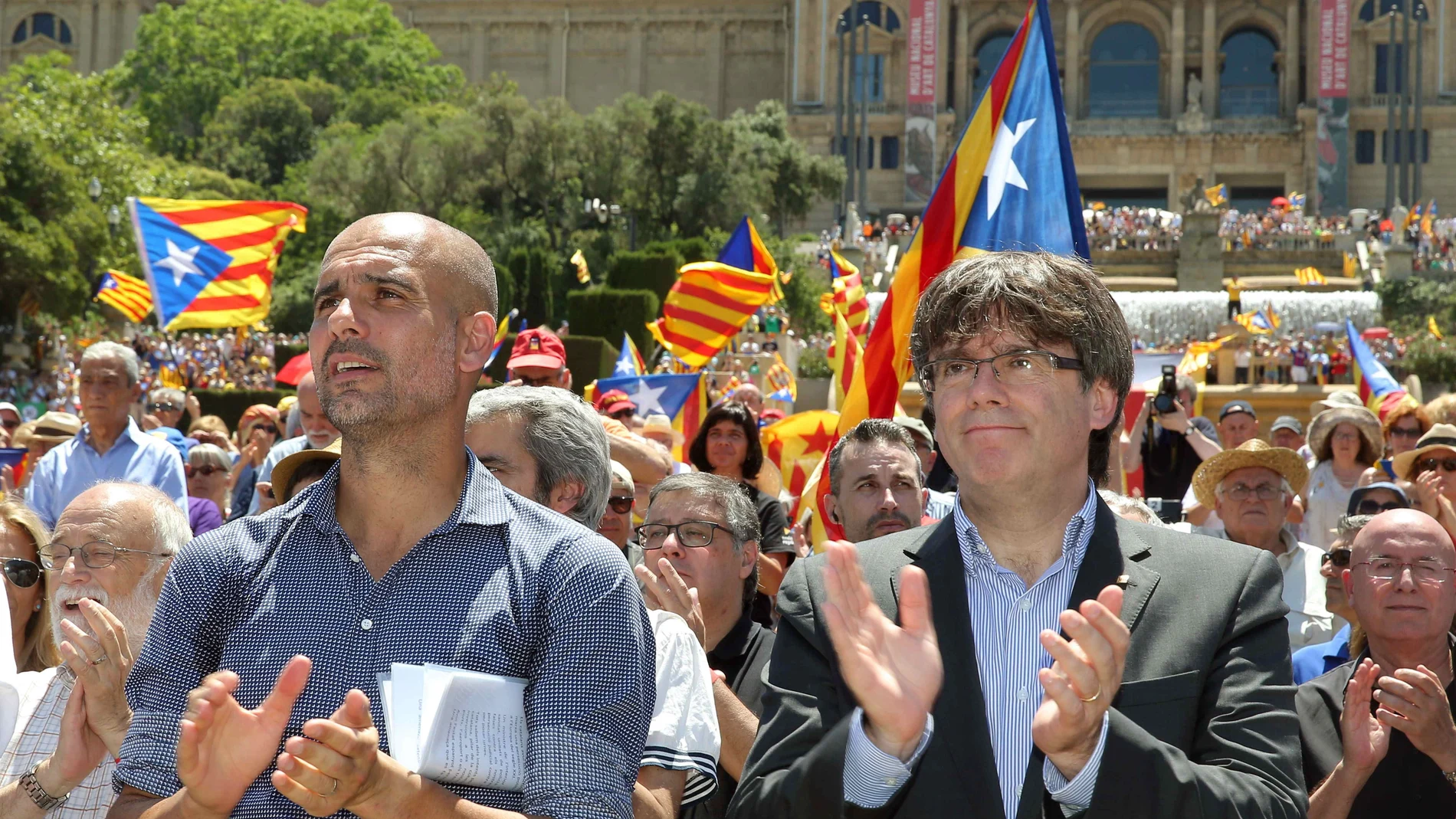 El presidente de la Generalitat, Carles Puigdemont, y el exentrenador del FC Barcelona Pep Guardiola