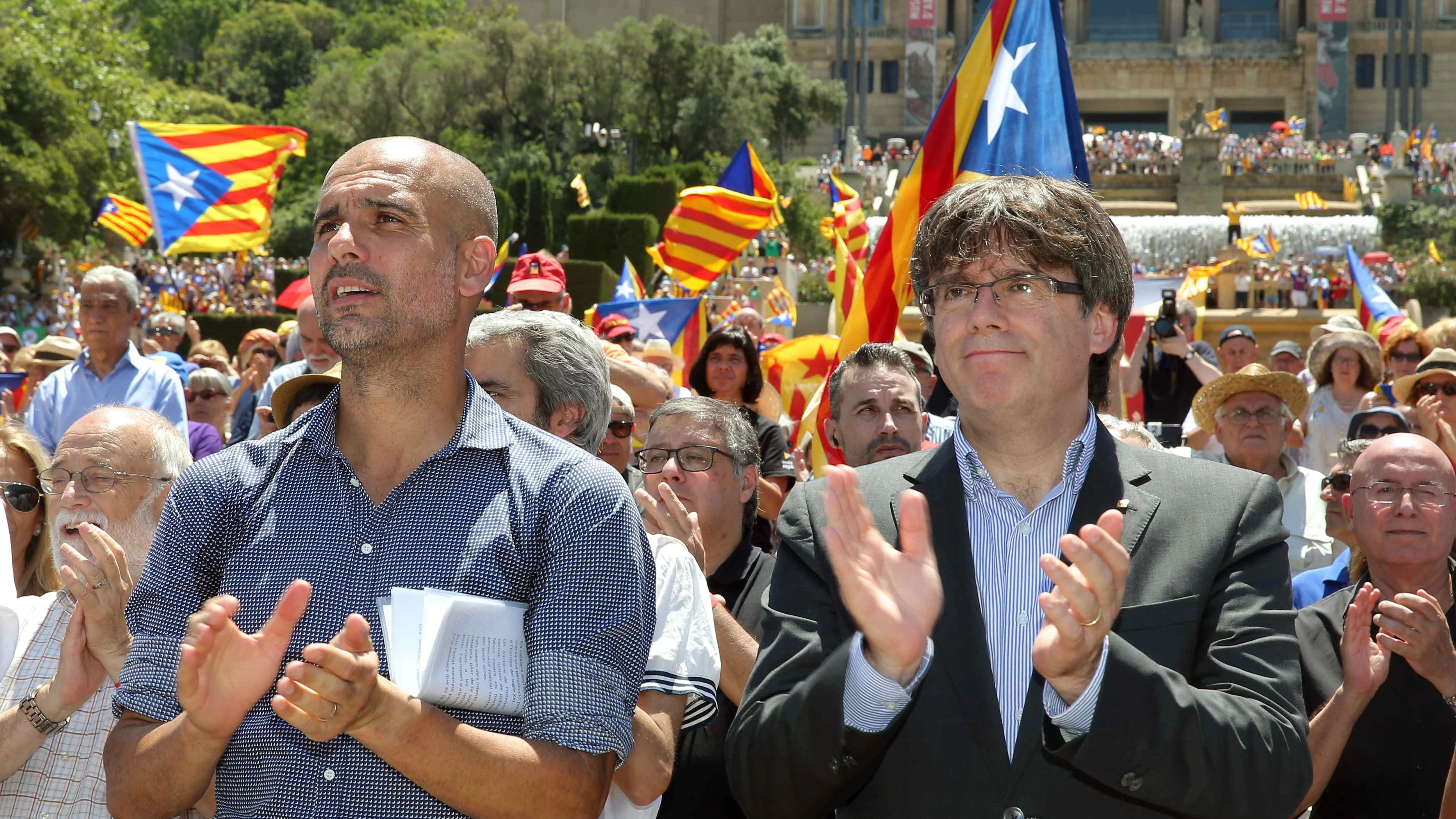 El presidente de la Generalitat, Carles Puigdemont, y el exentrenador del FC Barcelona Pep Guardiola