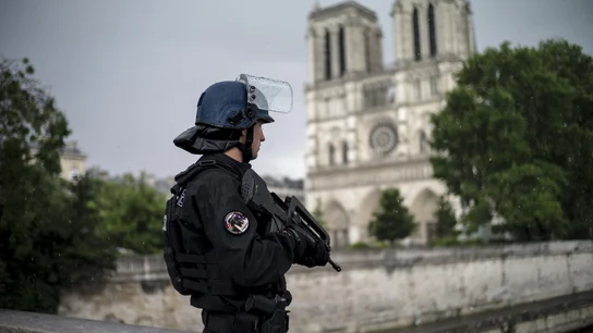 Miembros de la policía acordan las inmediaciones de la catedral de Notre Dame Miembros de la policía acordan las inmediaciones de la catedral de Notre Dame