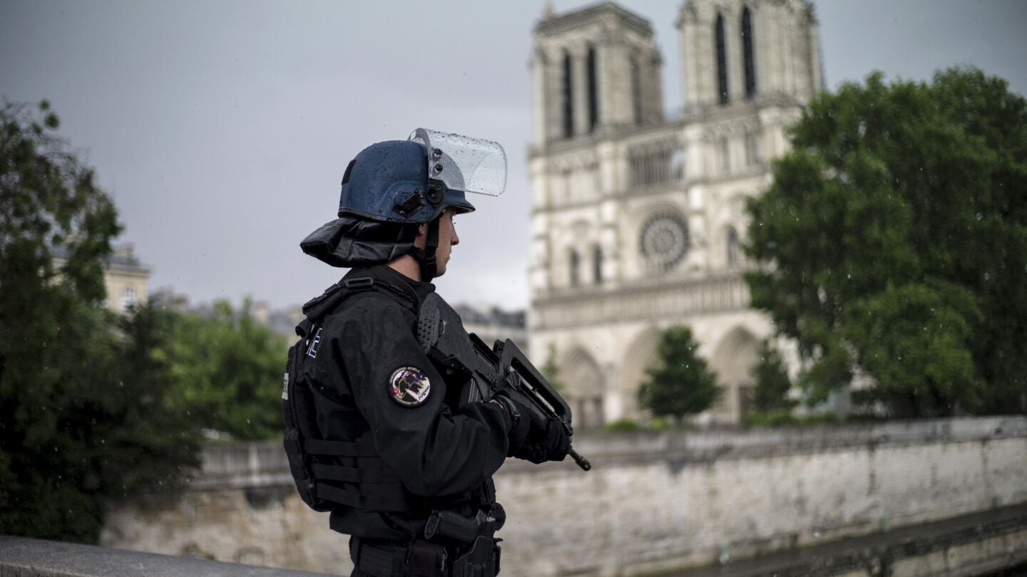Miembros de la polic&iacute;a acordan las inmediaciones de la catedral de Notre Dame