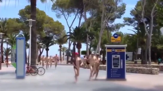 Los turistas desnudos corriendo por las calles de Magaluf Los turistas desnudos corriendo por las calles de Magaluf