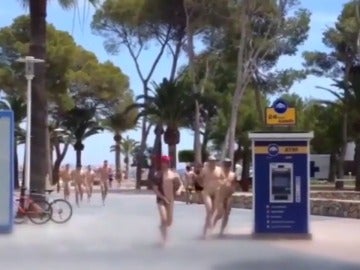 Los turistas desnudos corriendo por las calles de Magaluf Los turistas desnudos corriendo por las calles de Magaluf