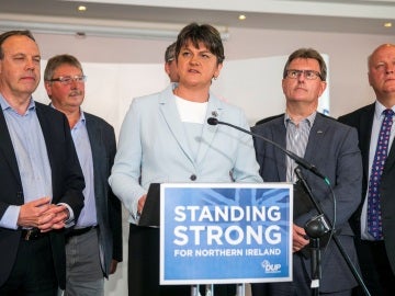 Arlene Foster junto a su equipo Arlene Foster junto a su equipo