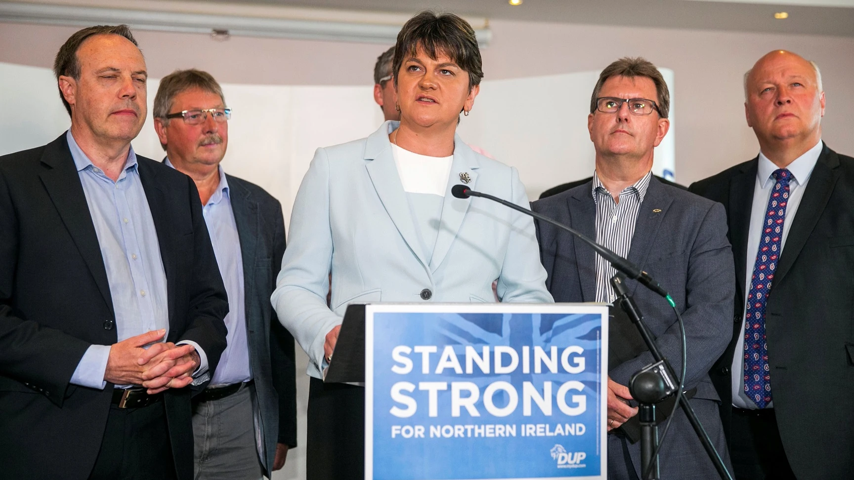 Arlene Foster junto a su equipo 