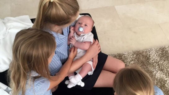 El hijo de Gerrard, con sus tres hermanas