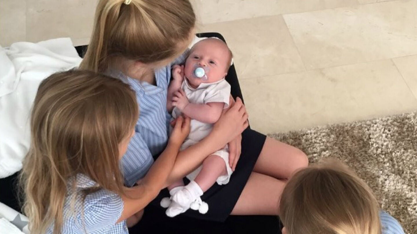 El hijo de Gerrard, con sus tres hermanas