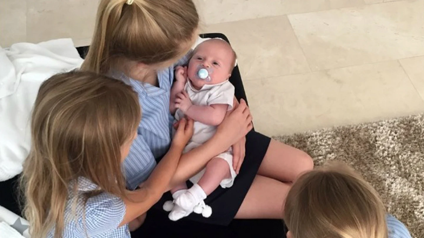 El hijo de Gerrard, con sus tres hermanas El hijo de Gerrard, con sus tres hermanas