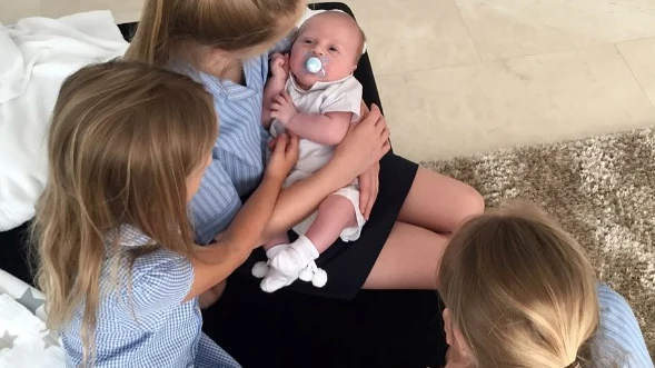 El hijo de Gerrard, con sus tres hermanas El hijo de Gerrard, con sus tres hermanas