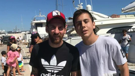Messi posa en una fotografía para un aficionado Messi posa en una fotografía para un aficionado