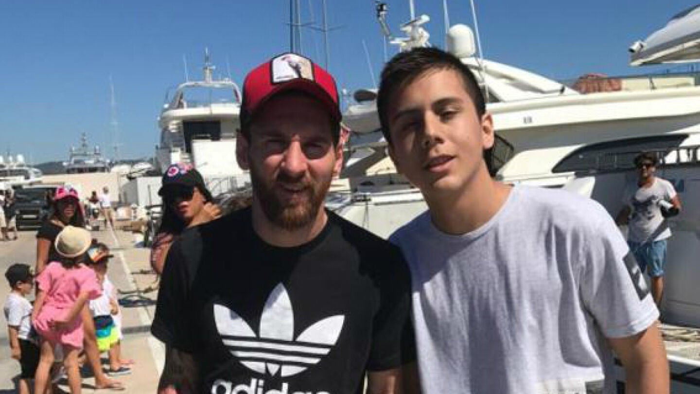 Messi posa en una fotograf&iacute;a para un aficionado