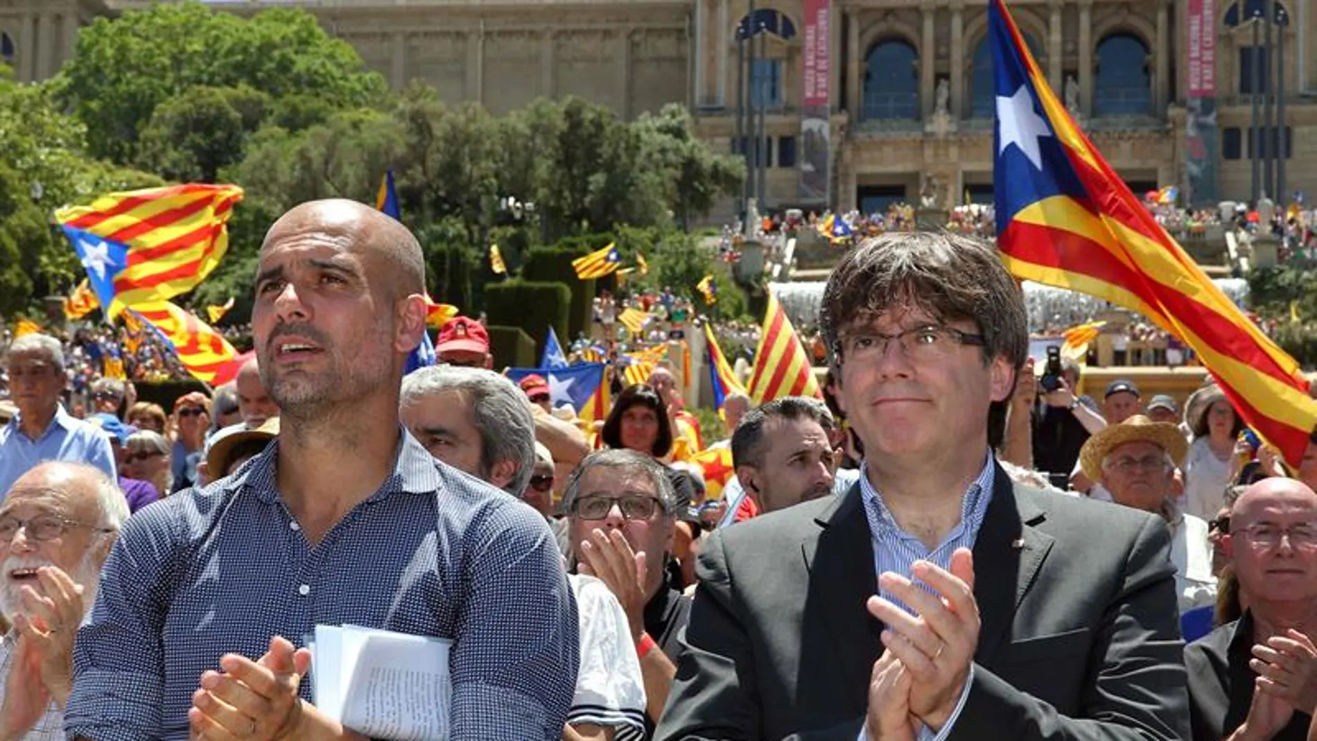 Pep Guardiola y Carles Puigdemont, aplauden al finallizar un acto con el lema 'referéndum es democracia'