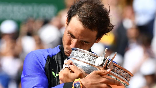 Rafa Nadal abraza emocionado el trofeo de Roland Garros Rafa Nadal abraza emocionado el trofeo de Roland Garros