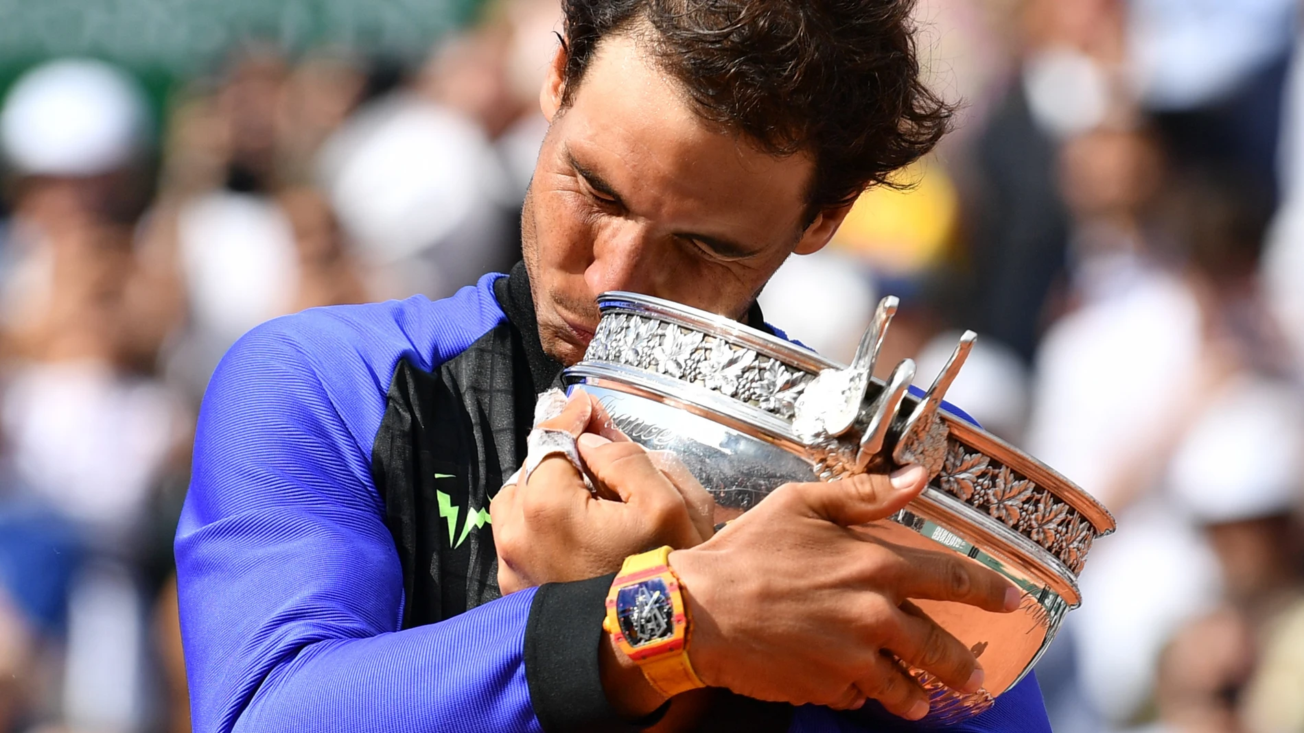 Rafa Nadal abraza emocionado el trofeo de Roland Garros