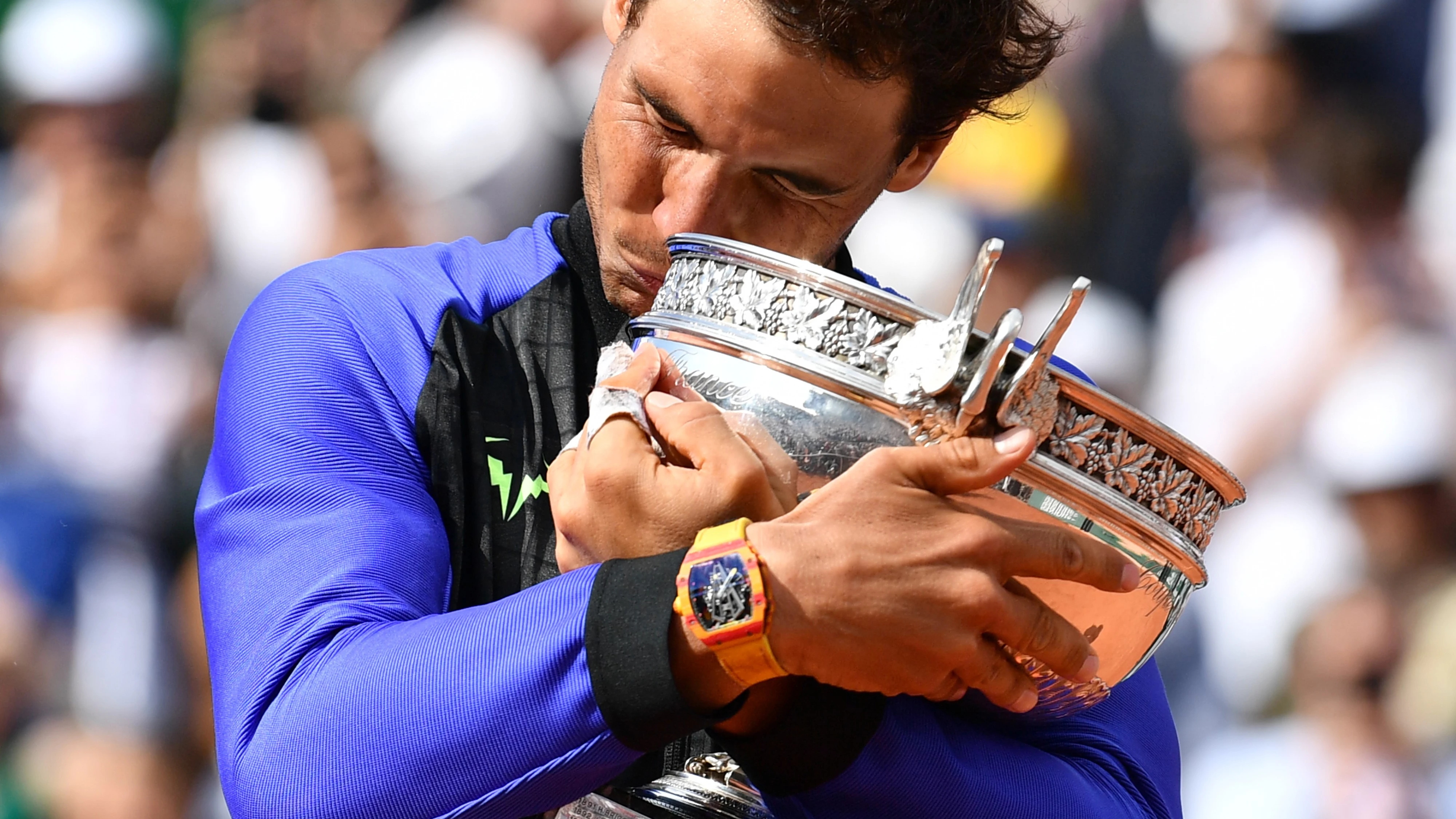 Rafa Nadal abraza emocionado el trofeo de Roland Garros