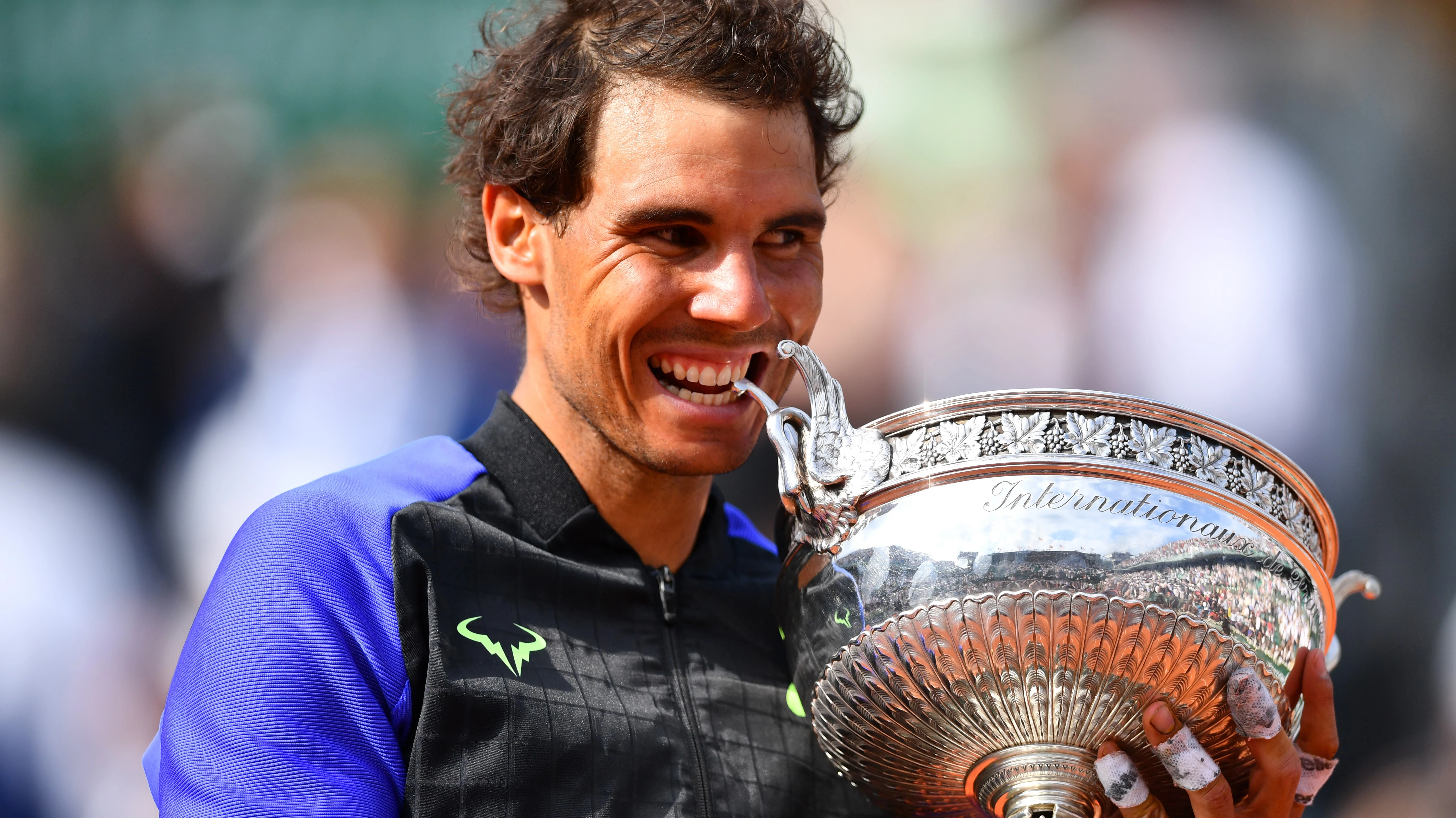 Nadal muerde su décimo Roland Garros Nadal muerde su décimo Roland Garros