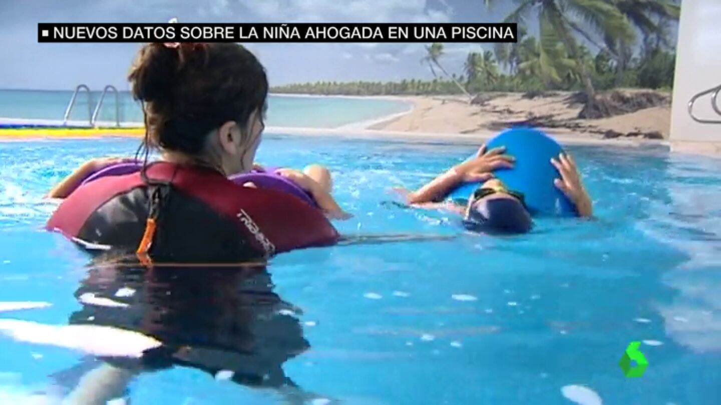 Un menor en una piscina
