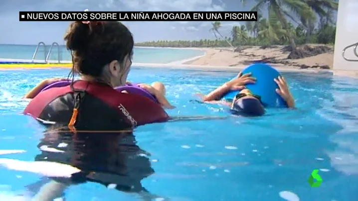 Un menor en una piscina