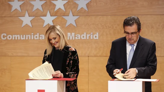 Firma de la donación de Amancio Ortega Firma de la donación de Amancio Ortega