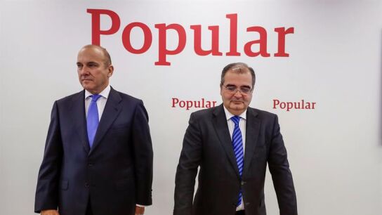 El expresidente del Banco Popular, &Aacute;ngel Ron (d), junto al ex consejero delegado de la entidad, Pedro Larena