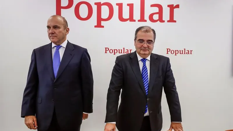 El expresidente del Banco Popular, Ángel Ron (d), junto al ex consejero delegado de la entidad, Pedro Larena