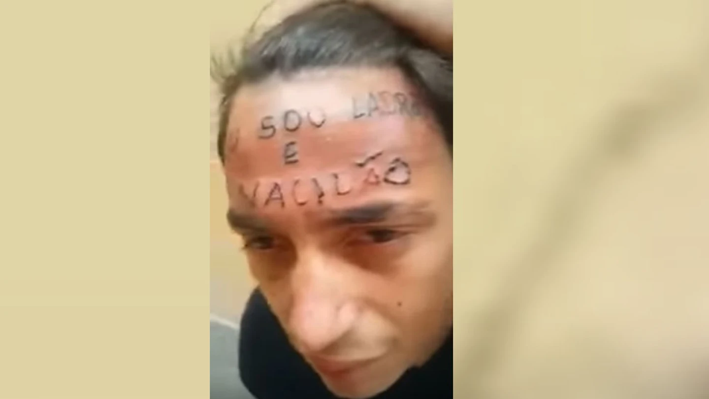 Joven tatuado en la frente Joven tatuado en la frente