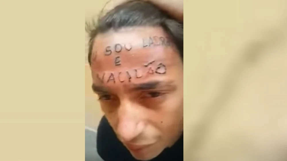 Joven tatuado en la frente Joven tatuado en la frente