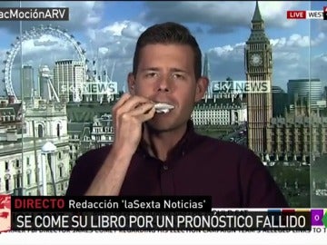 Un analista político se come su libro en directo Un analista político se come su libro en directo