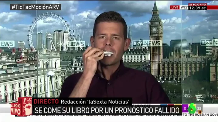 Un analista político se come su libro en directo Un analista político se come su libro en directo