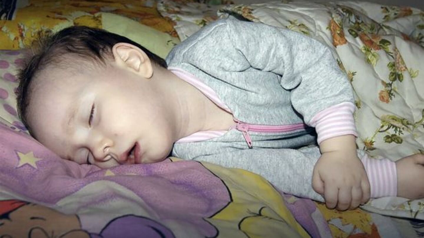 Anya Metyolkina mientras duerme