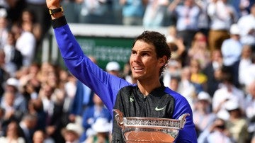 Rafa Nadal levanta el pulgar al público tras ganar Roland Garros