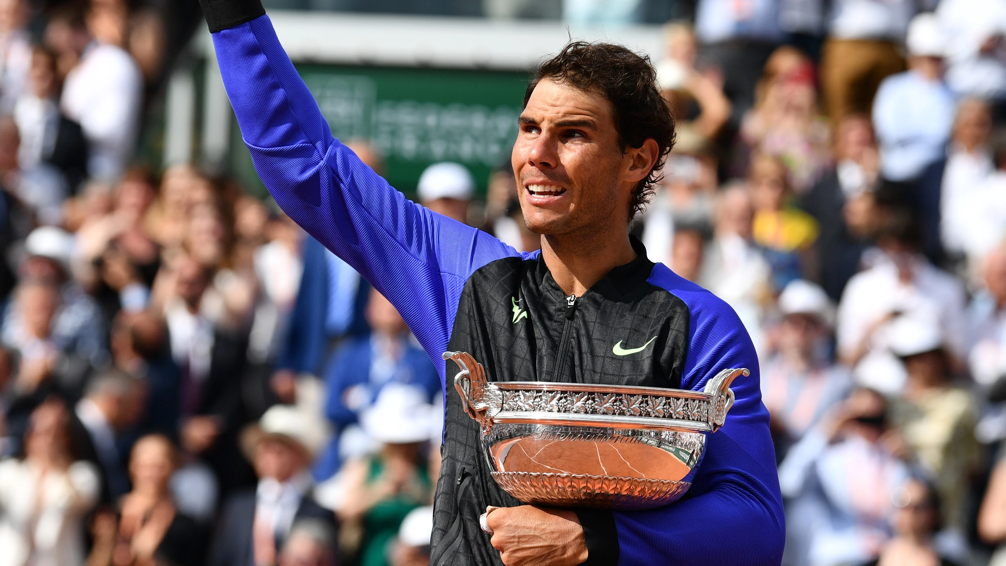 Rafa Nadal levanta el pulgar al público tras ganar Roland Garros