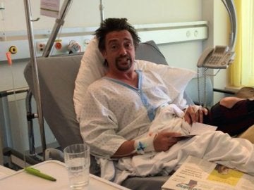 El presentador Richard Hammond en el hospital tras el accidente El presentador Richard Hammond en el hospital tras el accidente