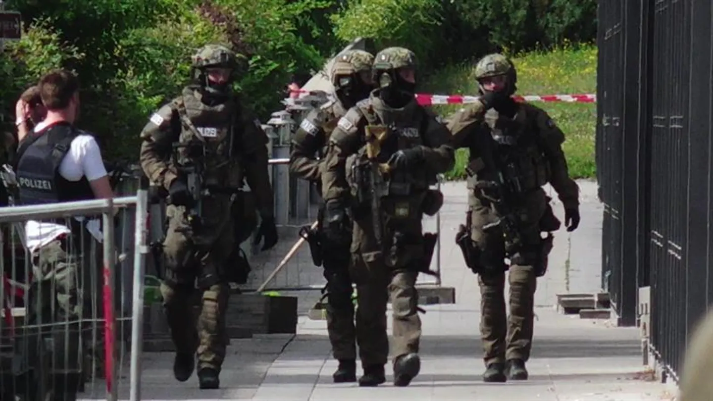Policías en Alemania Varios policías toman posiciones en el lugar del tiroteo en la estación de metro de Unterföhring en Múnich (Alemania)
