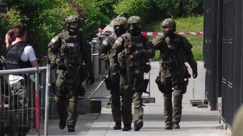 Varios policías toman posiciones en el lugar del tiroteo en la estación de metro de Unterföhring en Múnich (Alemania)