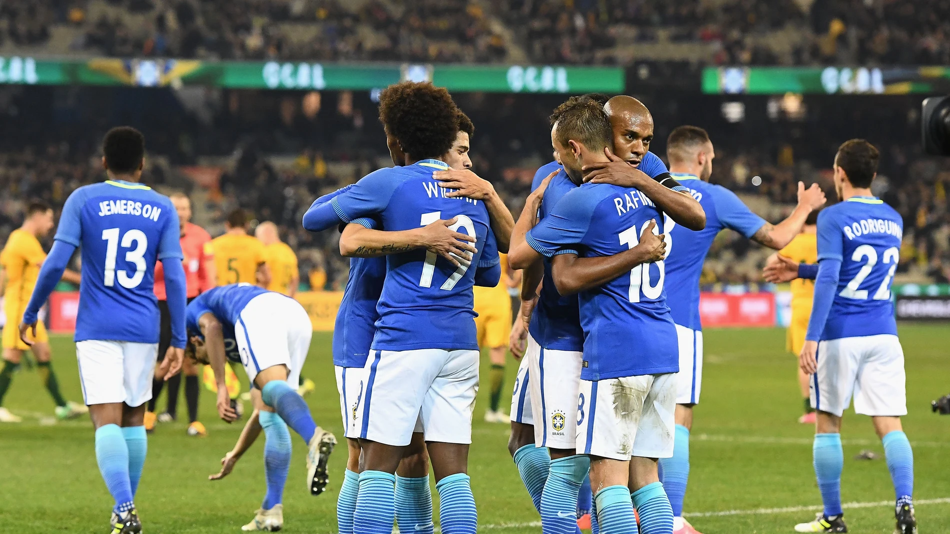 Los jugadores de Brasil celebran un gol ante Australia