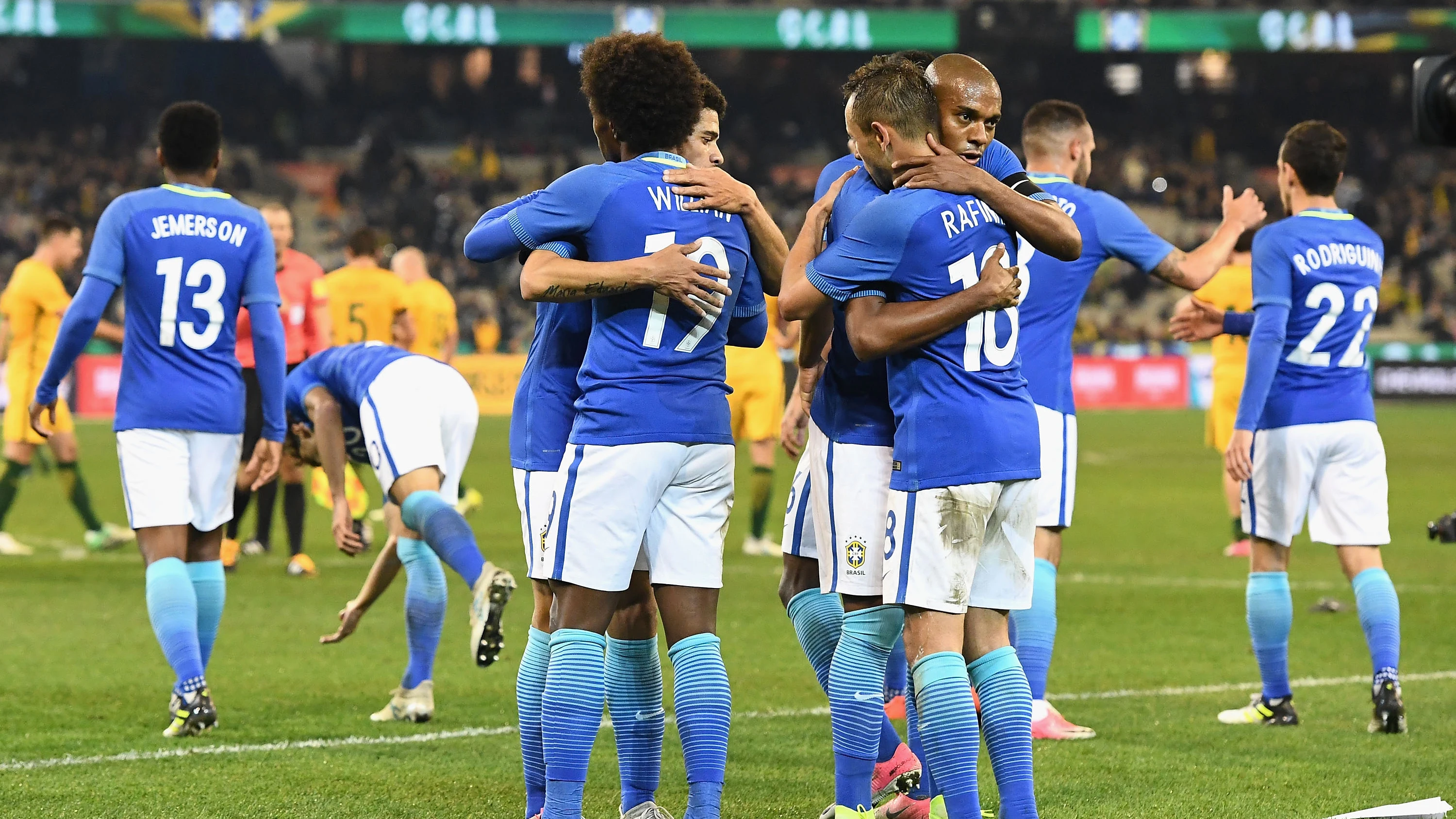 Los jugadores de Brasil celebran un gol ante Australia