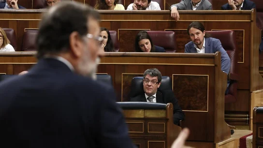 Rajoy en el Congreso con Iglesias de fondo Rajoy en el Congreso con Iglesias de fondo