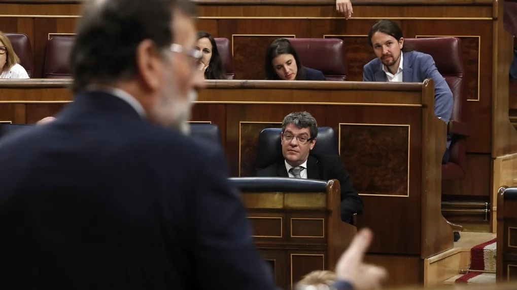 Rajoy en el Congreso con Iglesias de fondo