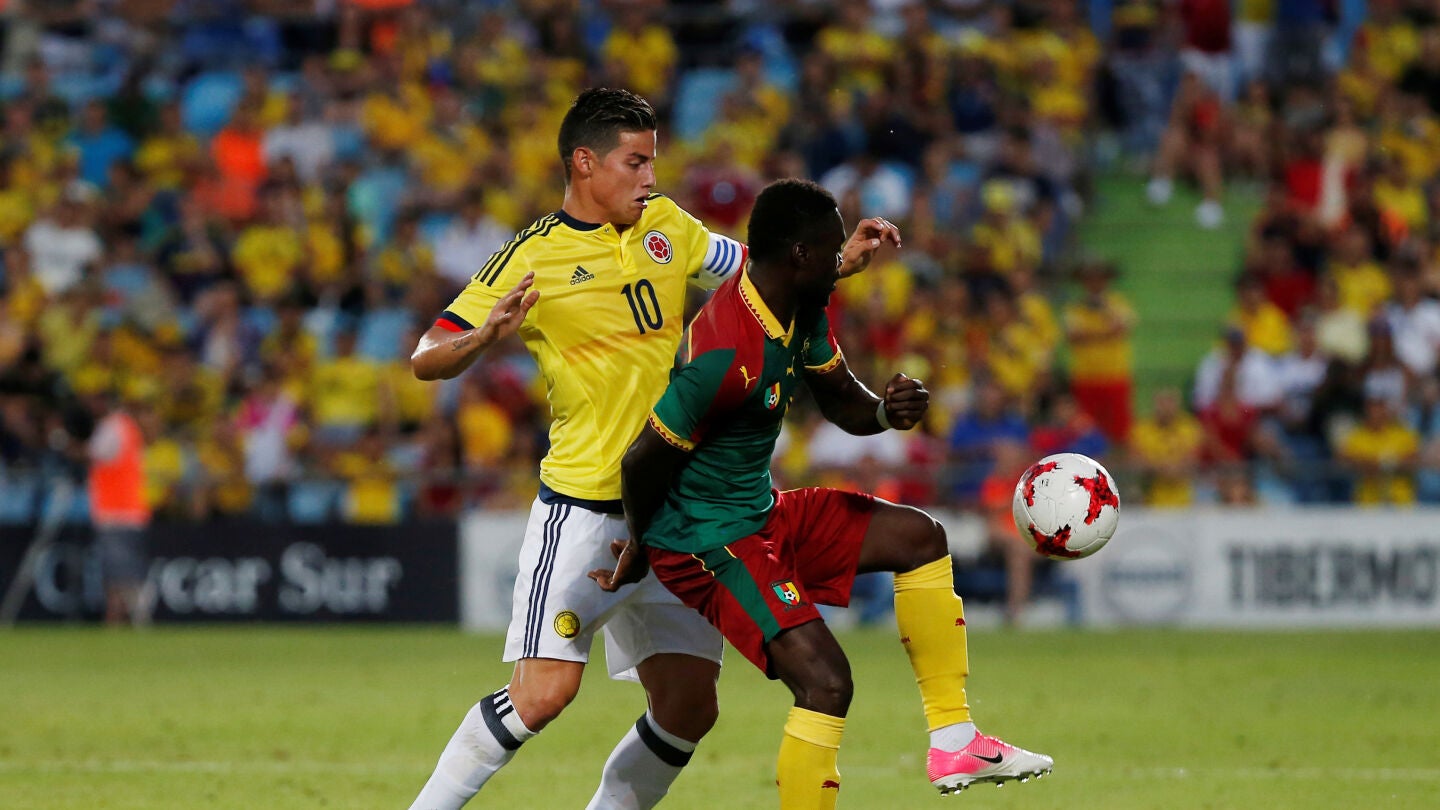 James pelea el bal&oacute;n en el partido de Colombia frente a Camer&uacute;n