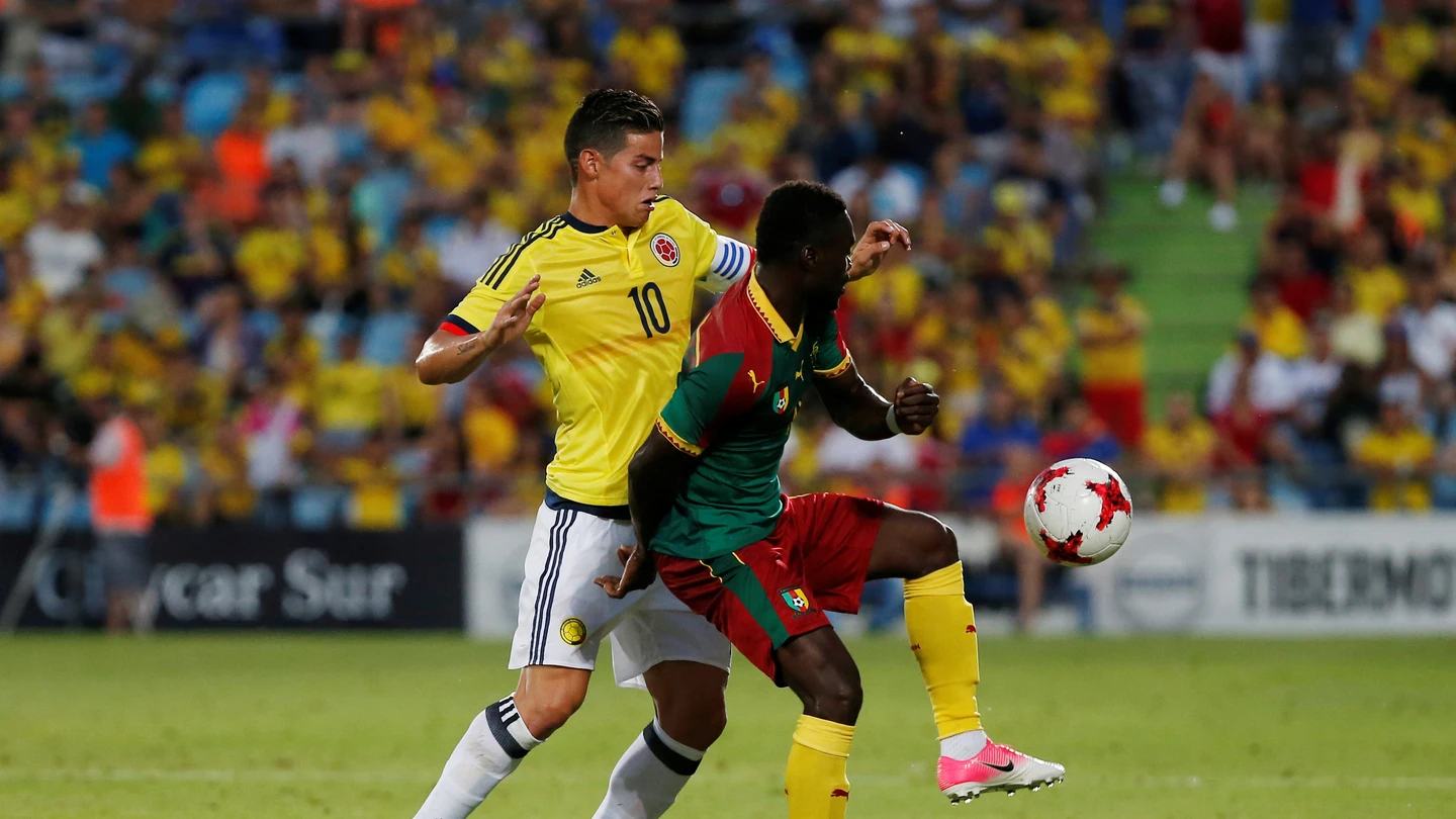 James pelea el balón en el partido de Colombia frente a Camerún James pelea el balón en el partido de Colombia frente a Camerún