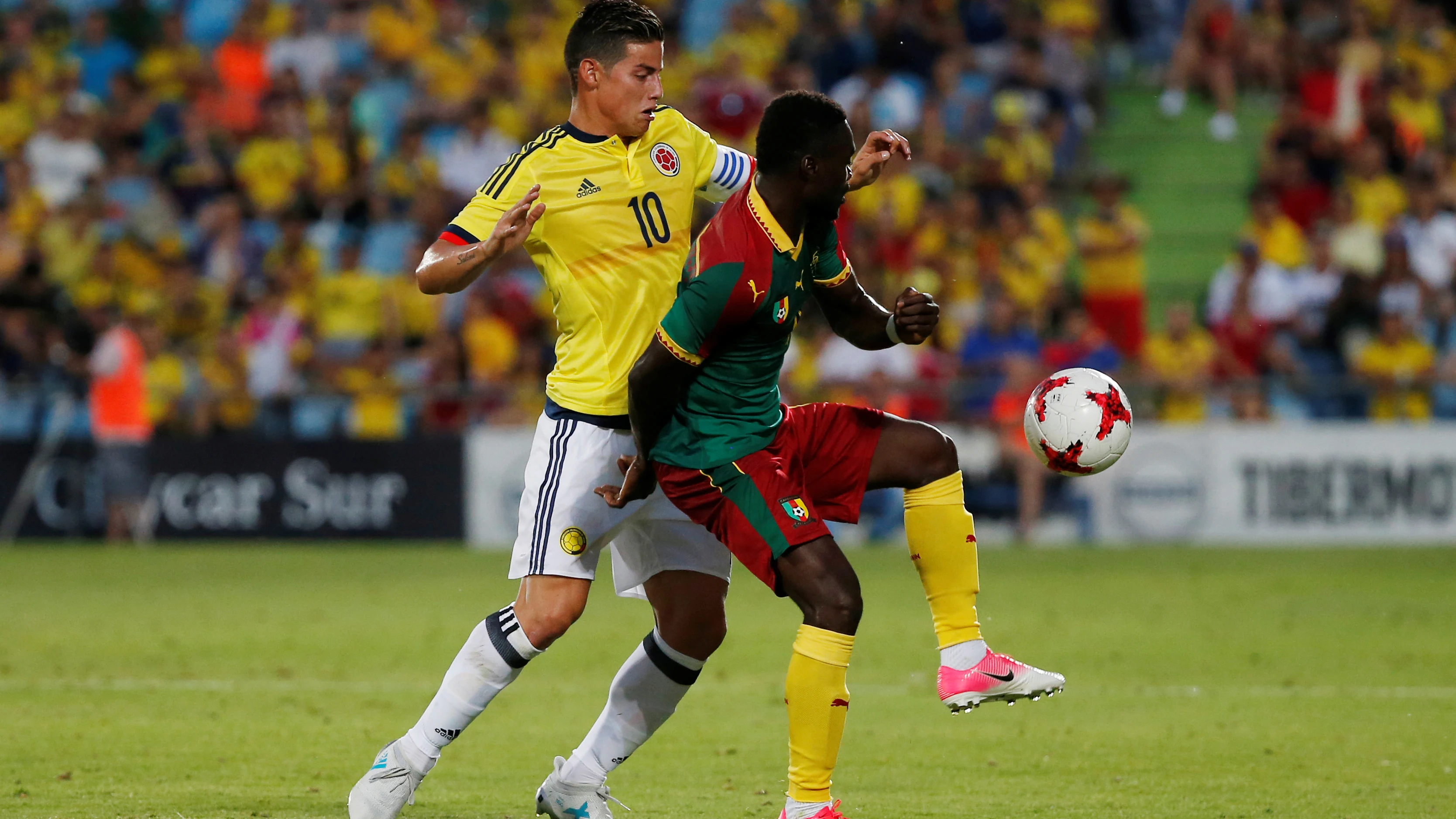 James pelea el balón en el partido de Colombia frente a Camerún