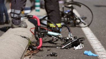 Estado en el que quedó una bicicleta tras ser arrollada por un vehículo