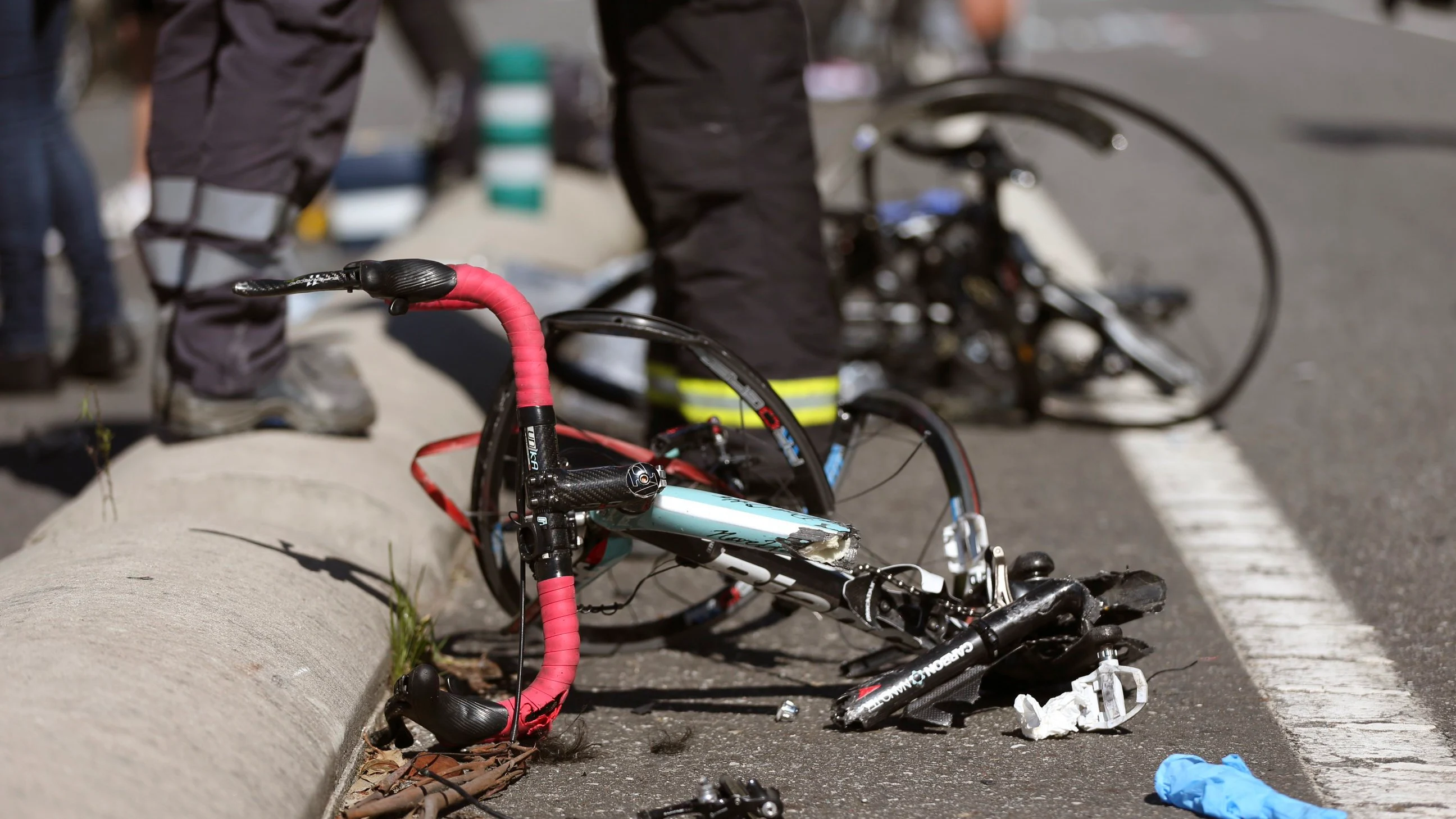 Estado en el que quedó una bicicleta tras ser arrollada por un vehículo