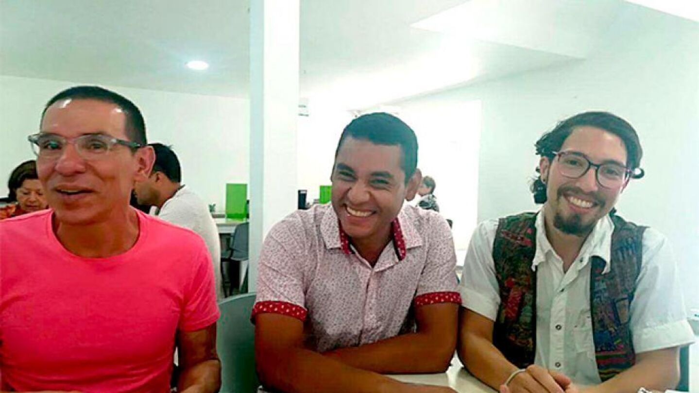 Los tres hombres que han contra&iacute;do matrimonio.