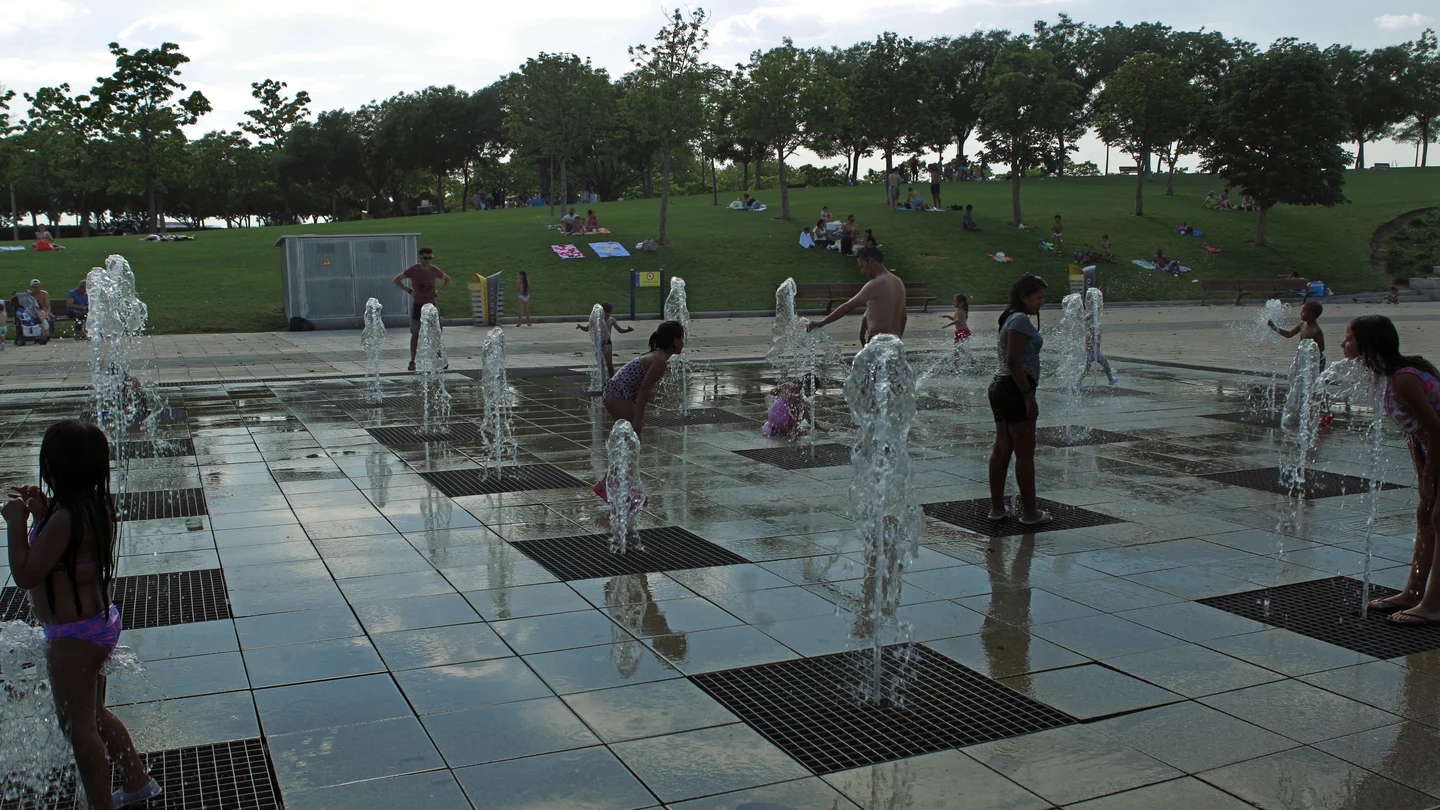 Niños jugando con agua en una fuente Alerta por calor en 27 provincias de diez comunidades autónomas