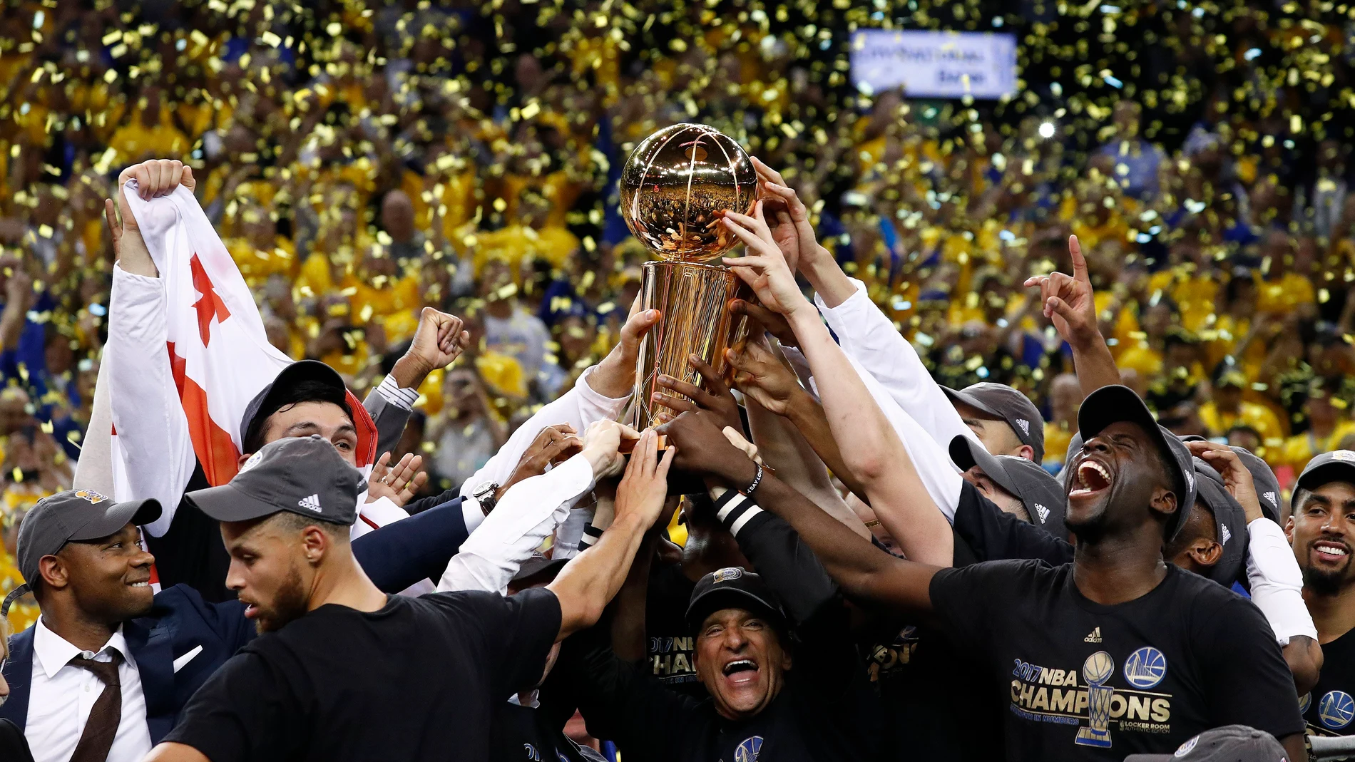 Los jugadores de los Warriors levantan el trofeo de campeones de la NBA
