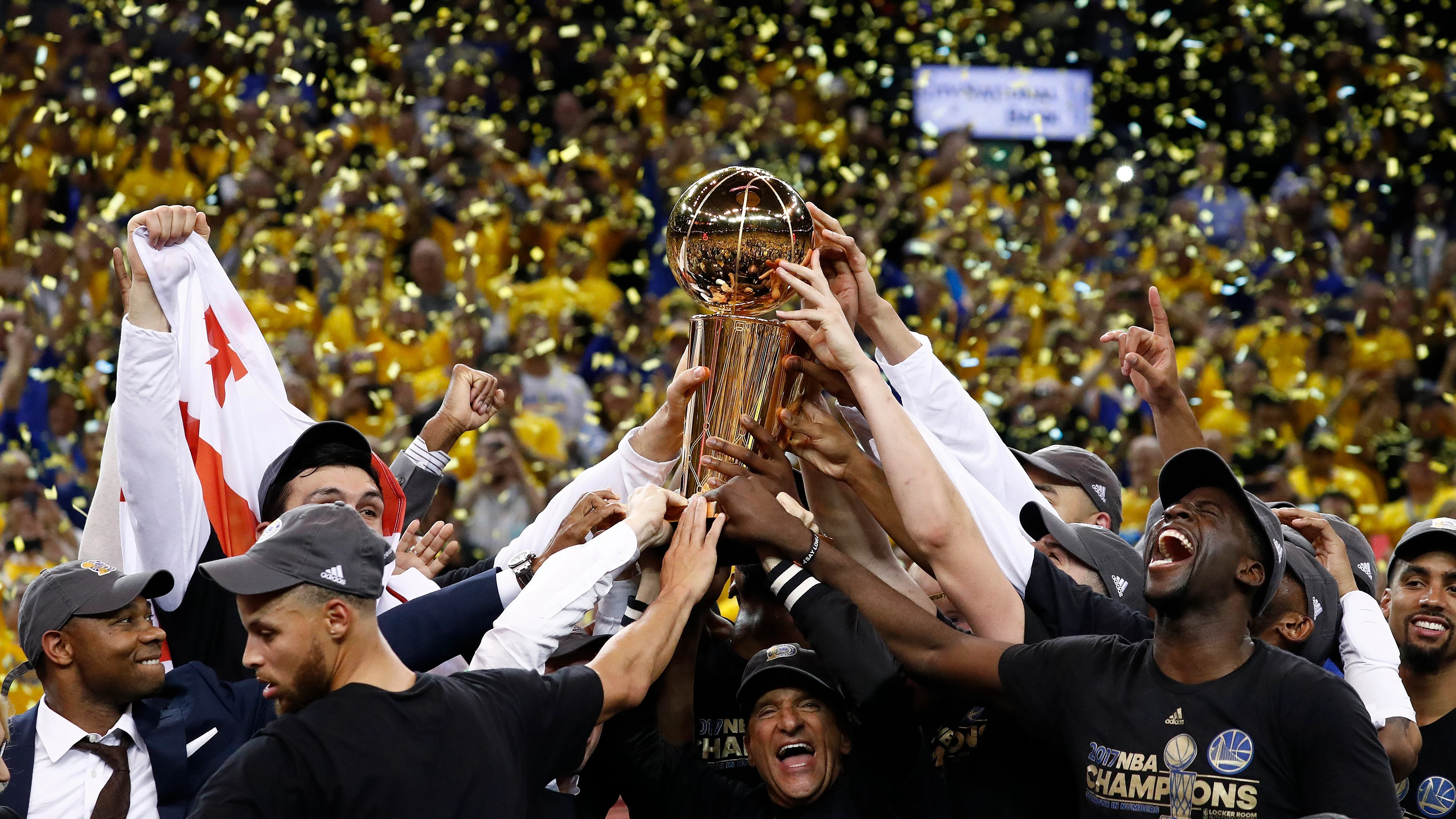 Los jugadores de los Warriors levantan el trofeo de campeones de la NBA