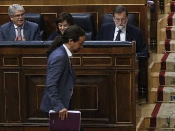 El líder de Podemos, Pablo Iglesias, pasa delante del presidente del Gobierno, Mariano Rajoy El líder de Podemos, Pablo Iglesias, pasa delante del presidente del Gobierno, Mariano Rajoy