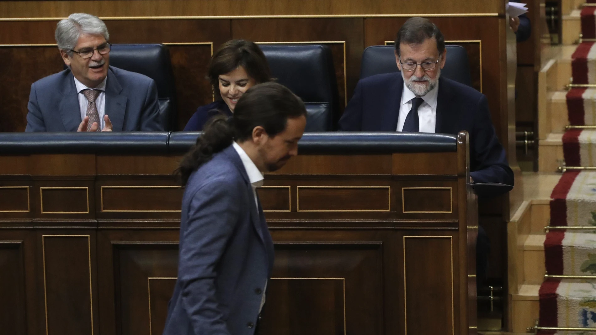 El líder de Podemos, Pablo Iglesias, pasa delante del presidente del Gobierno, Mariano Rajoy 