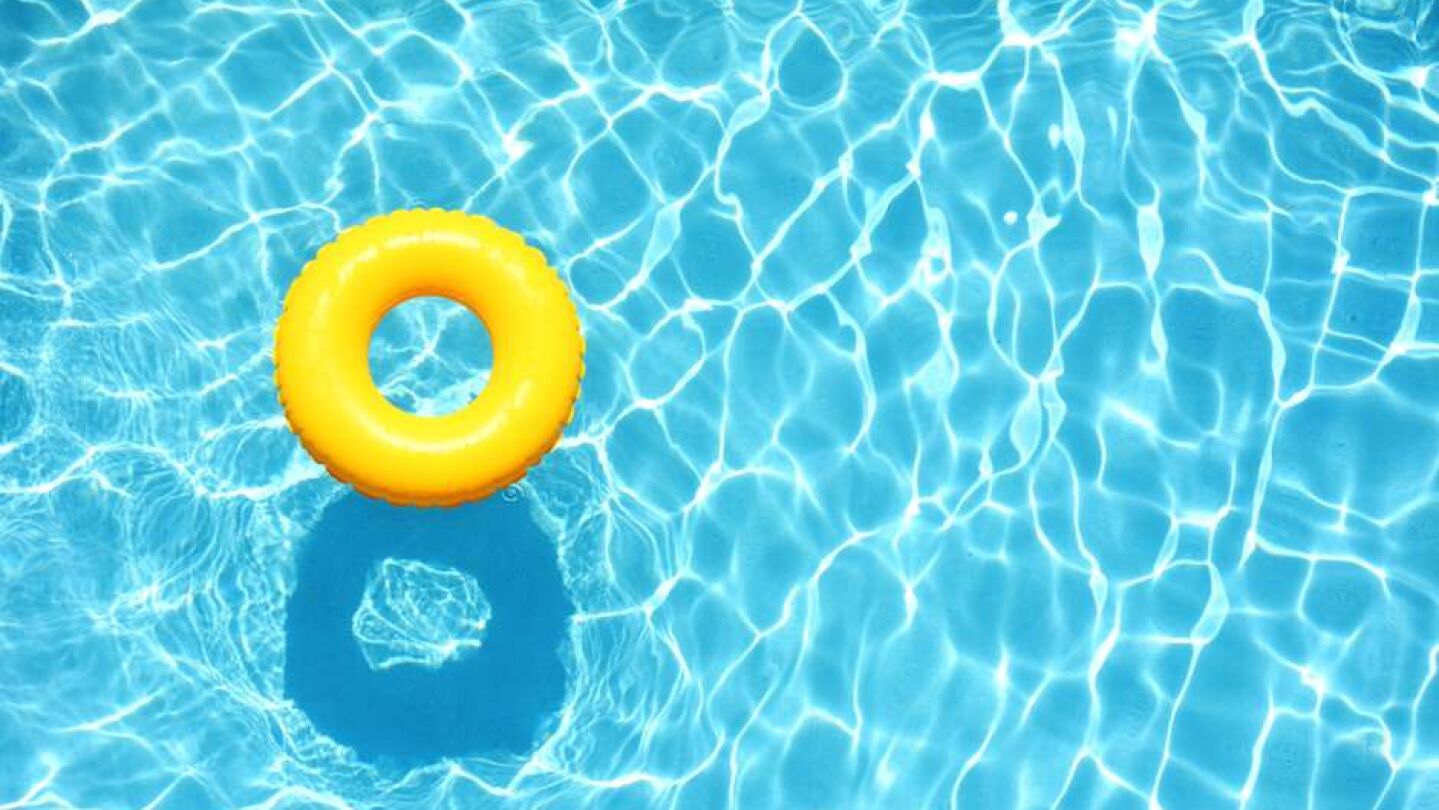 Un flotador en una piscina